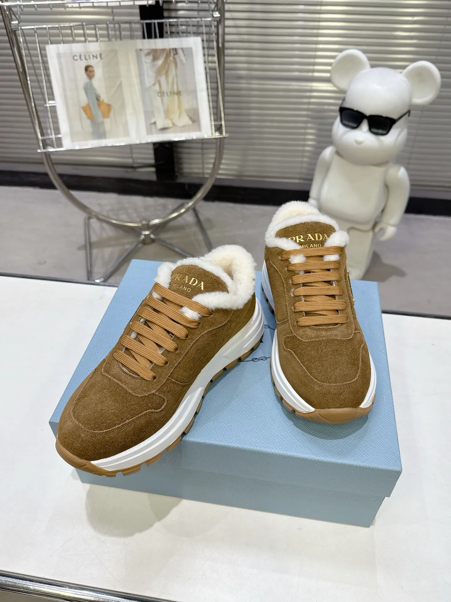 👟👟Ex-factory price 600👟👟 PRADA ²⁰²5 𝐬𝐬Prada’s new product comes with strength! ❣️Many Internet celebrities have the same style, fashionable and versatile nice items, original shoes are developed and purchased from Italian counters, and are reproduced 1:1 according to the original taste. This year’s theme is not to be defined, embodying texture through simplicity💛From thick-soled sneakers to zigzag short boots to 2025 flat shoes, everything reveals a sure-fire momentum... It combines gentleness and handsomeness, the finishing touch for women❤️ Wear-resistant and ultra-light two-color outsole. ⚛Size: Women's 35-40 ⚛Size: Men's 39-45 Original packaging accessories. ⚛